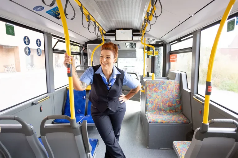 Mitarbeiterin SWWV Wilhelmshaven in Bus