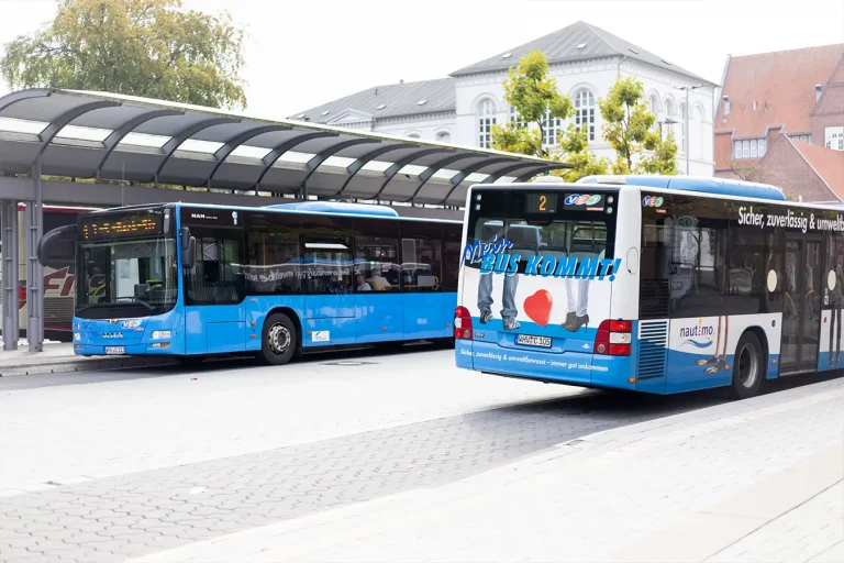 Zwei Busse stehen am Zentraler Omnibusbahnhof (ZOB)