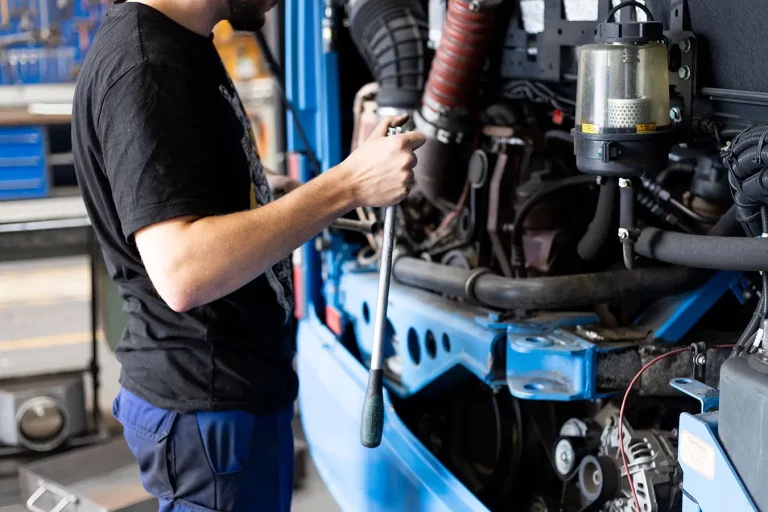 Werkstatt-Mitarbeiter der Stadtwerke Wilhelmshaven repariert Fahrzeug