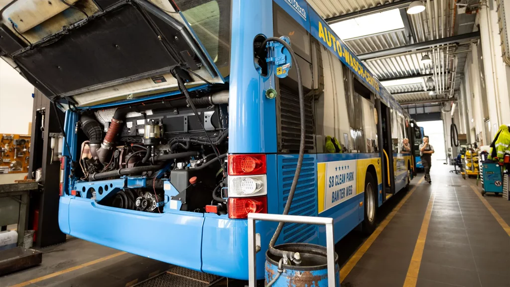 Zwei blaue Busse der Stadtwerke Verkehrsgesellschaft Wilhelmshaven stehen für Service und Reparaturen in der Werkstatt.